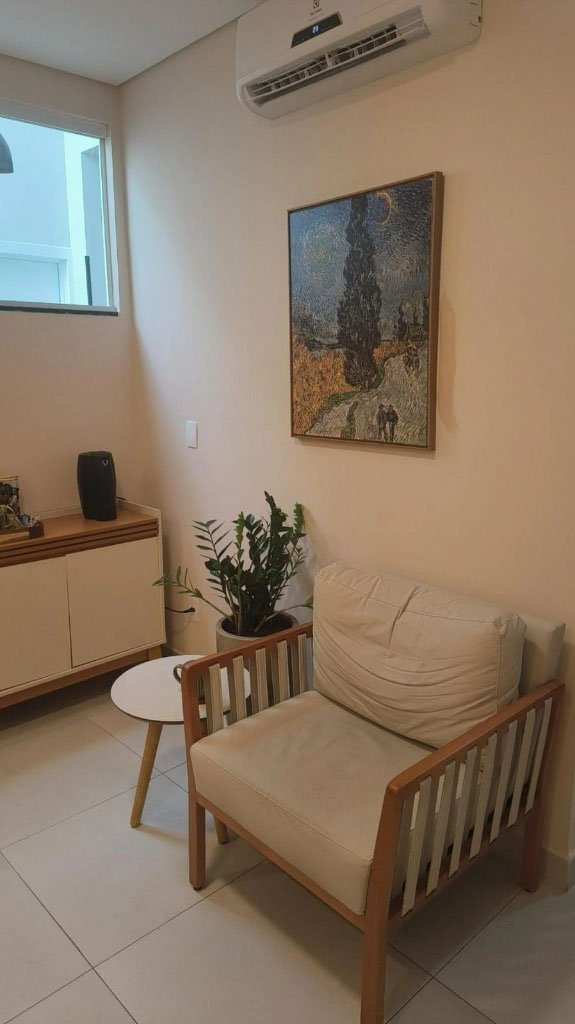 Poltrona e quadro na sala de atendimento do consultório de psicologia em Campinas